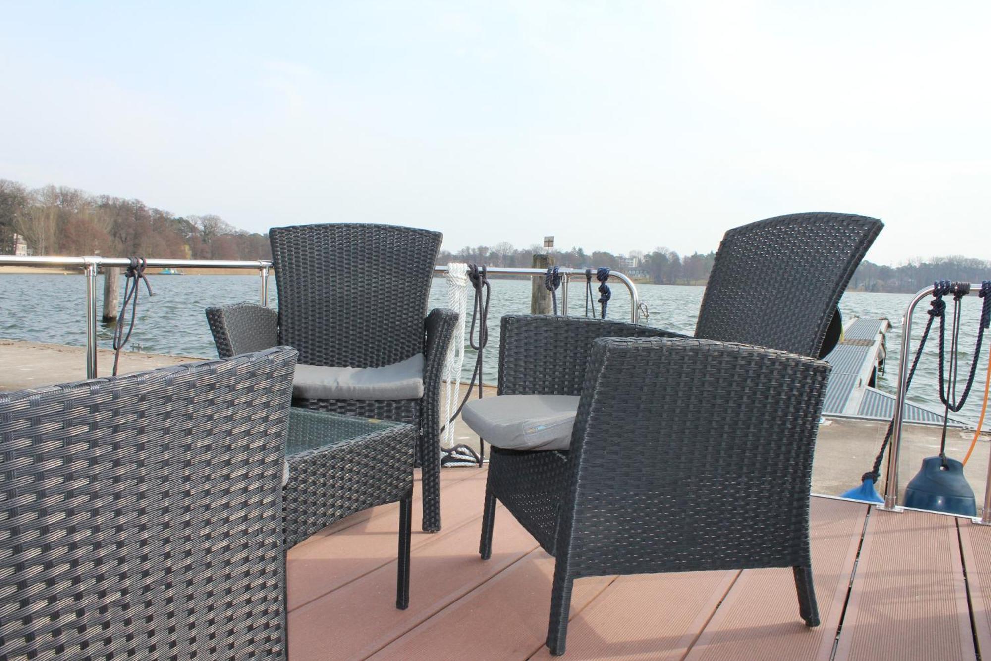 Wohlfuehlboot Hausboot - Festlieger Im Hafen Bad Saarow - Wc An Bord, Dusche An Land Hotel Ngoại thất bức ảnh